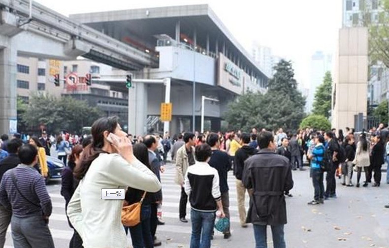 重庆工商大学300教师校门口唱国歌维权