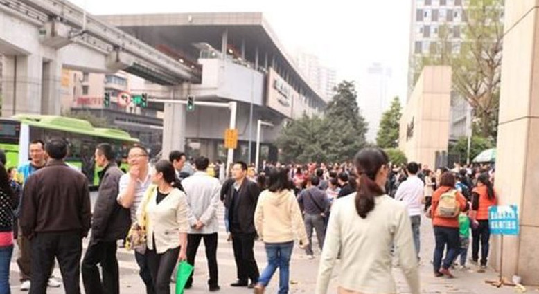 重庆工商大学300教师校门口唱国歌维权