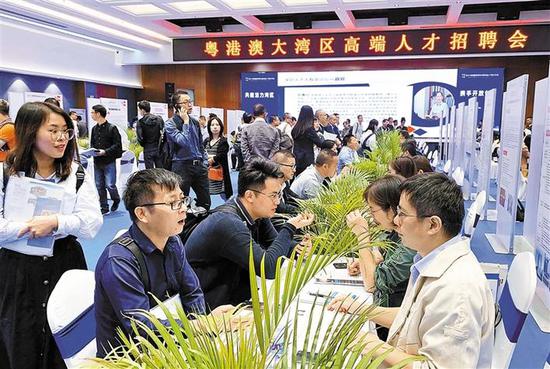 粤港澳大湾区高端人才招聘会上,参会企业提供900多个年薪50万元以上或“年薪30万元以上+N(期权)”的高端岗位。 深圳商报记者 廖万育 摄
